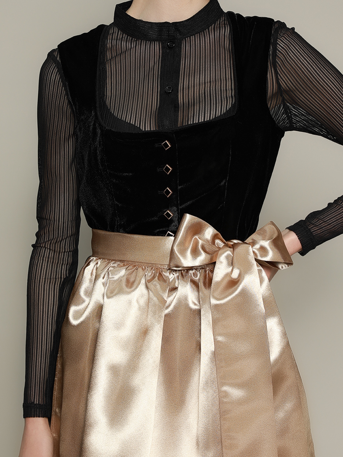 Grau Dirndl mit modernem Schnitt