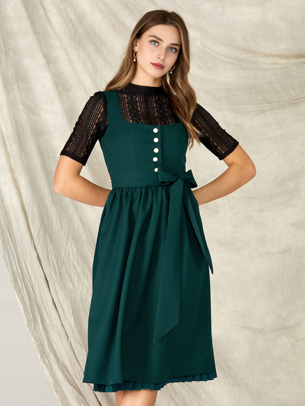 Hellblaues Dirndl mit floralen Details