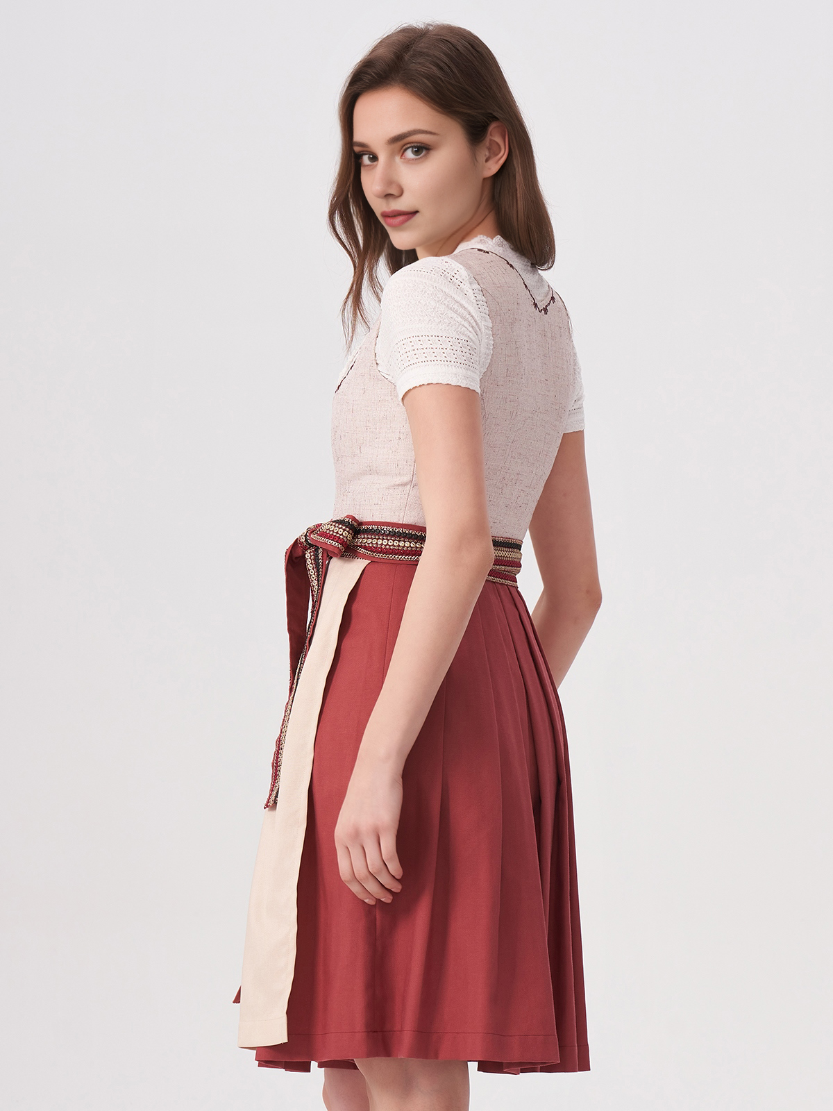 Modernes Dirndl mit stilvollem Ausschnitt