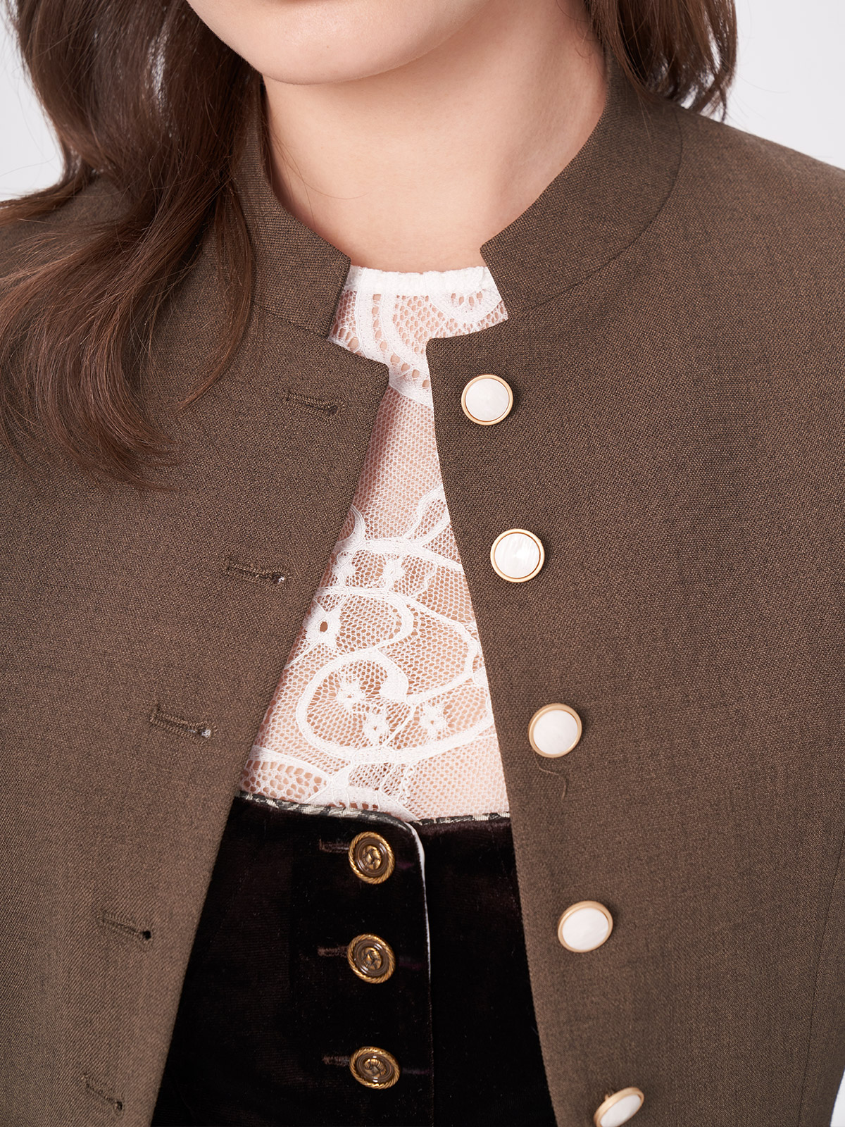 Dirndl in Braun mit traditioneller Schürze
