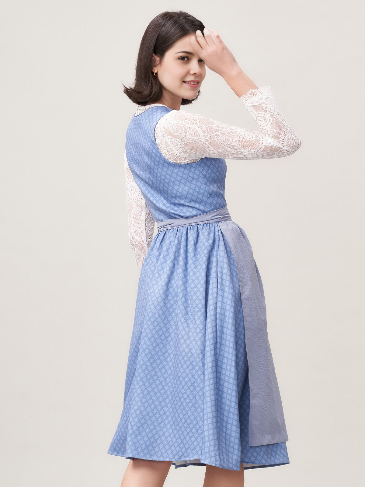 Modernes blaues Dirndl mit innovativem Schnitt