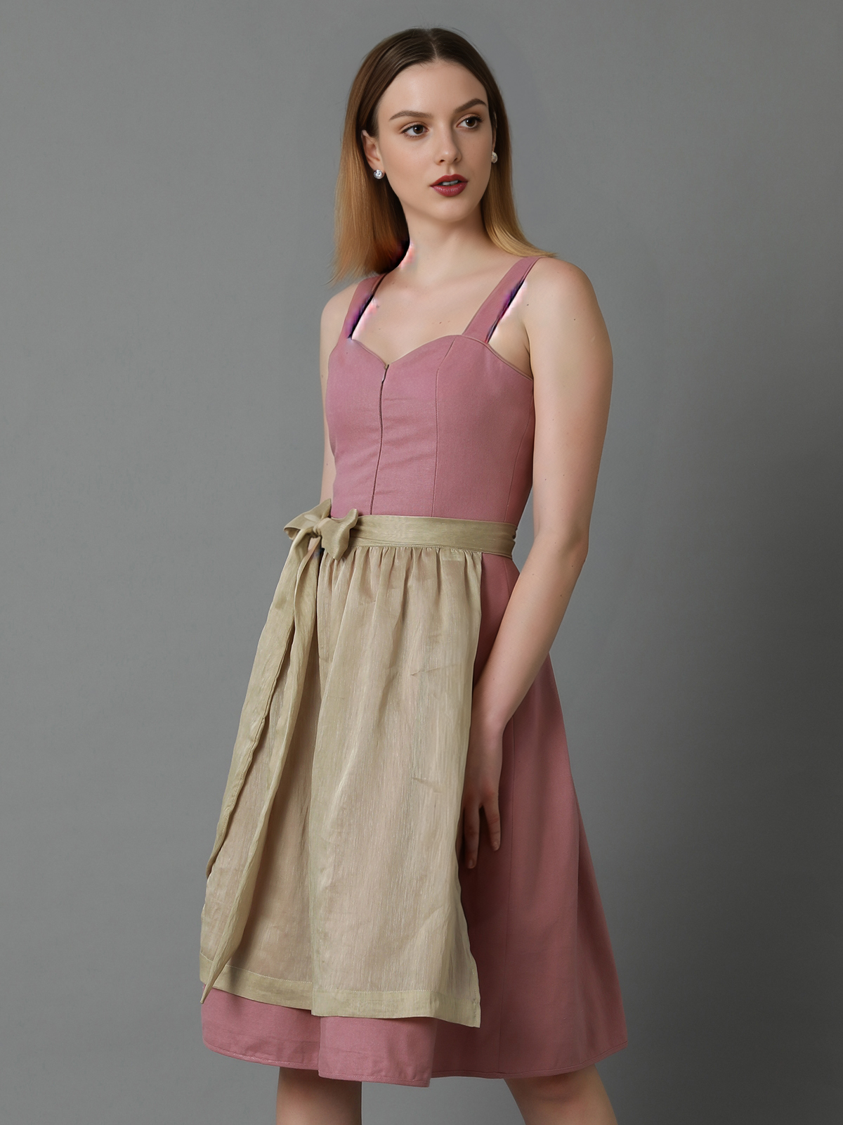 Modernes Dirndl in Rosa mit Spitzenverzierung
