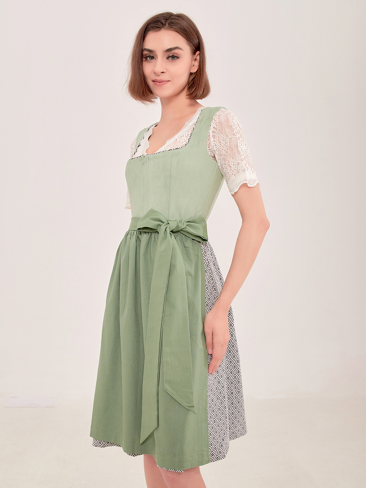 Traditionelles Dirndl in Grün