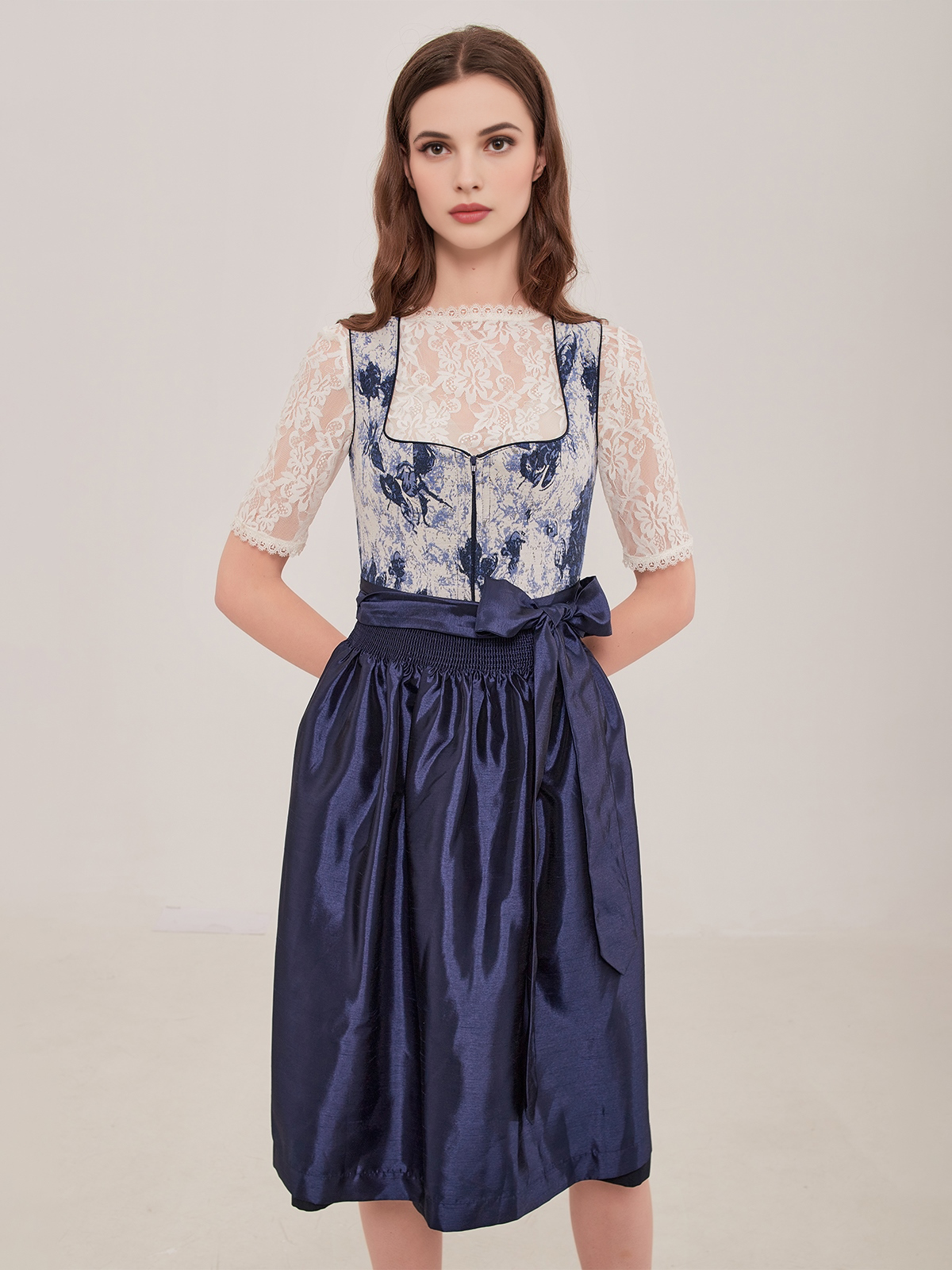 Jamei Dirndl in Blau mit traditionellen Stickereien