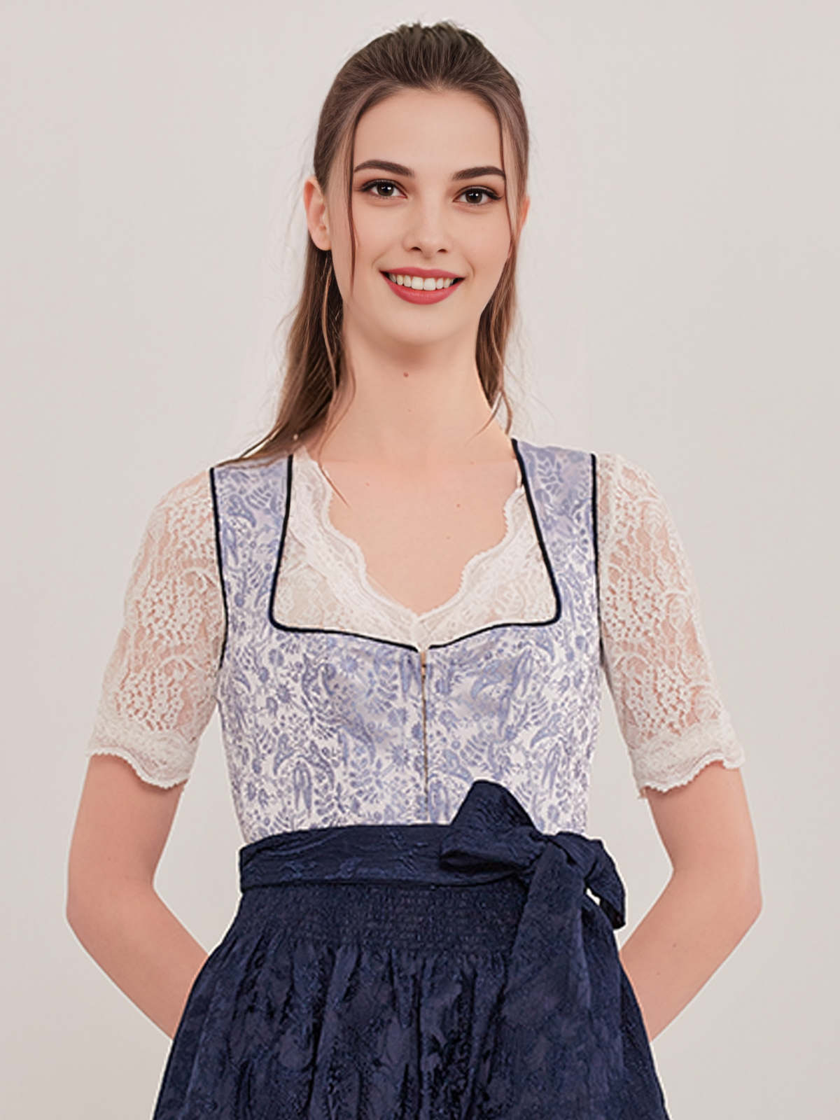 Modernes Dirndl in Blau mit hochgeschlossenem Schnitt