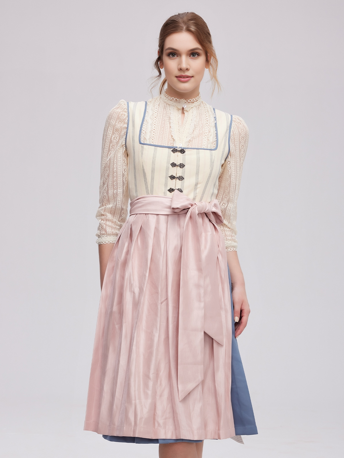 Ein elegantes weinrotes Dirndl mit feinen Details