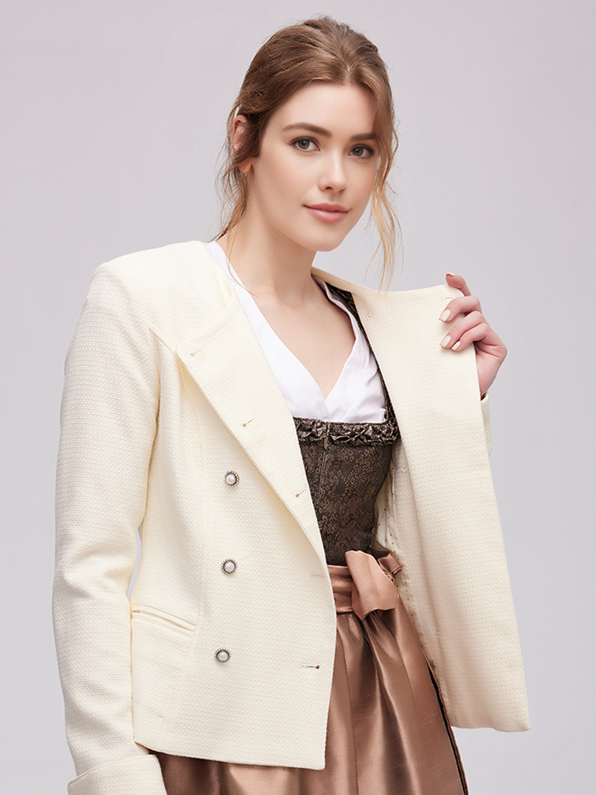 Hochgeschlossenes Dirndl Grün mit weißer Bluse