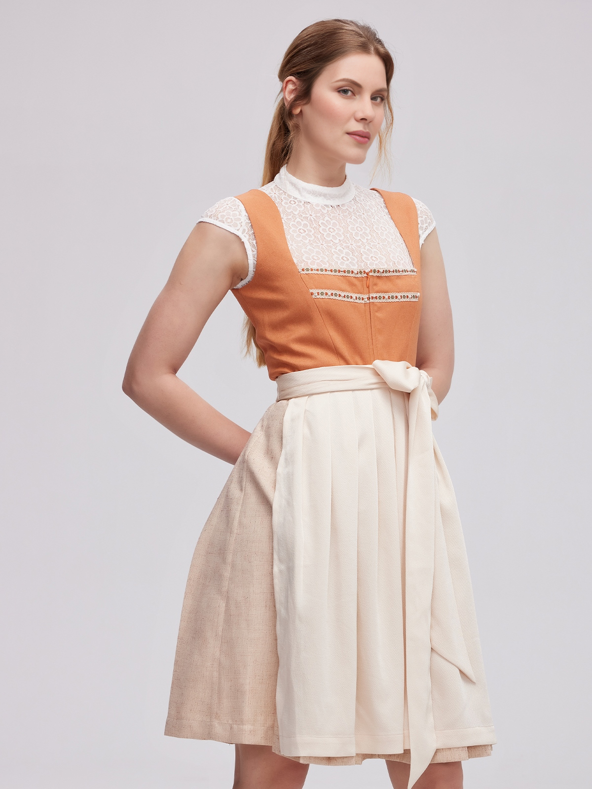 Dirndl in Orange mit passender Bluse