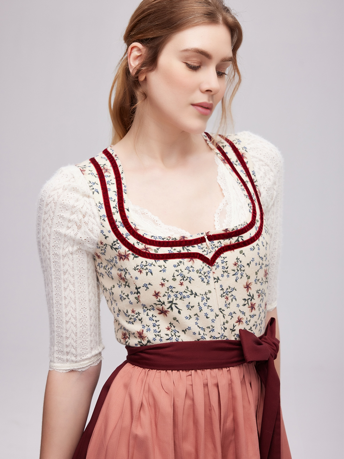 Dirndl mit roter Bluse und grünen Akzenten
