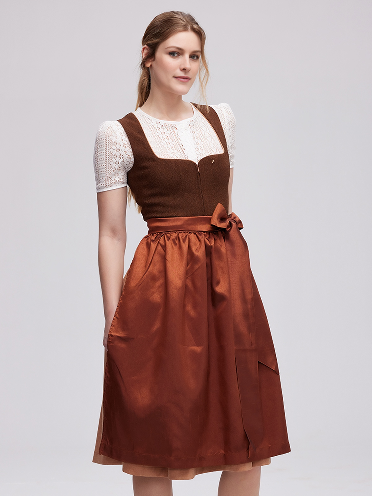 Modernes braunes Dirndl mit schlanker Silhouette