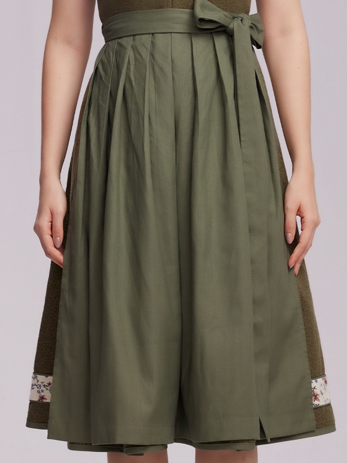 Modernes Dirndl Kurzarm in Grün
