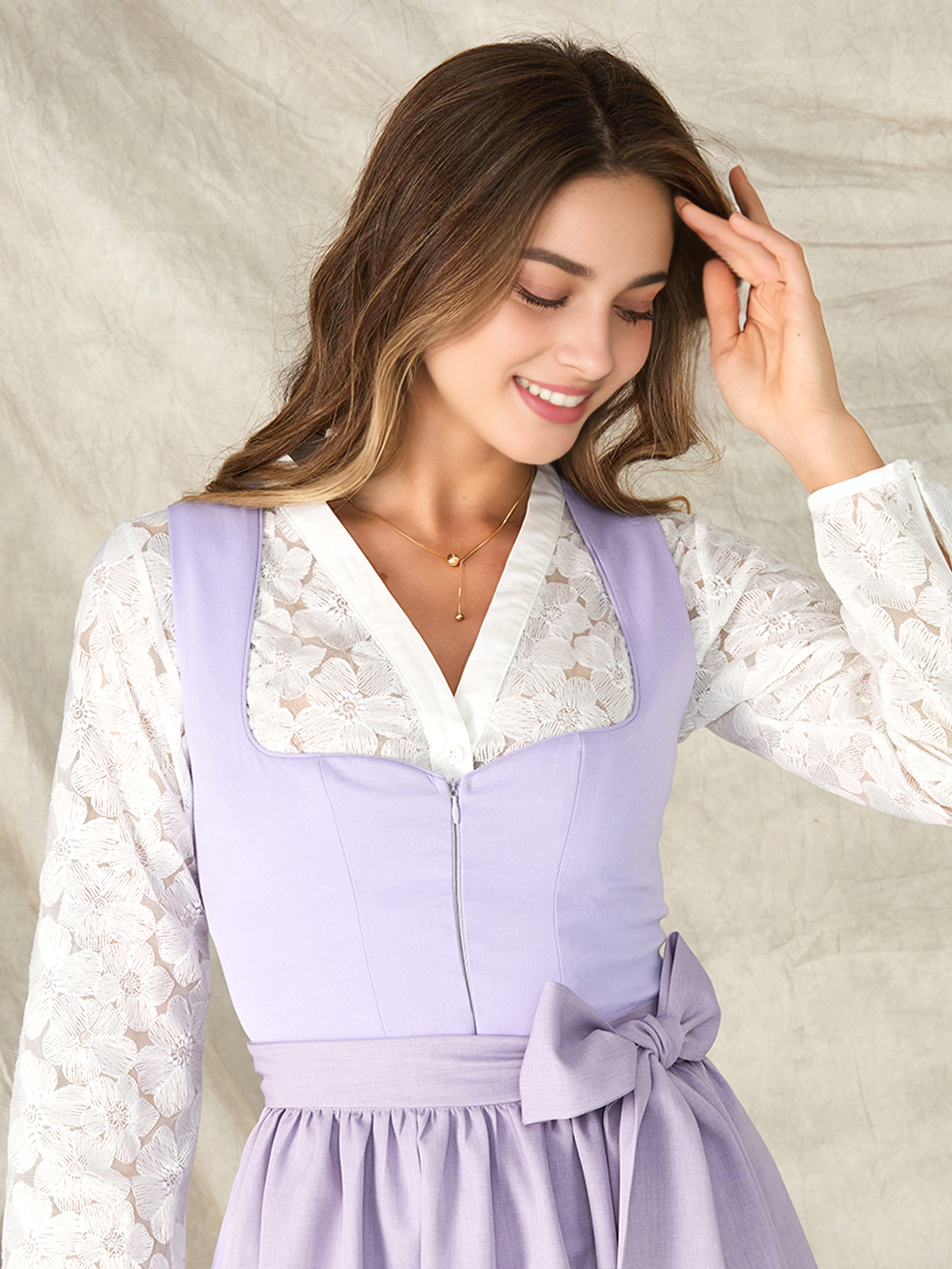 Moderne Dirndl Bluse in Lila mit schwarzer Schürze