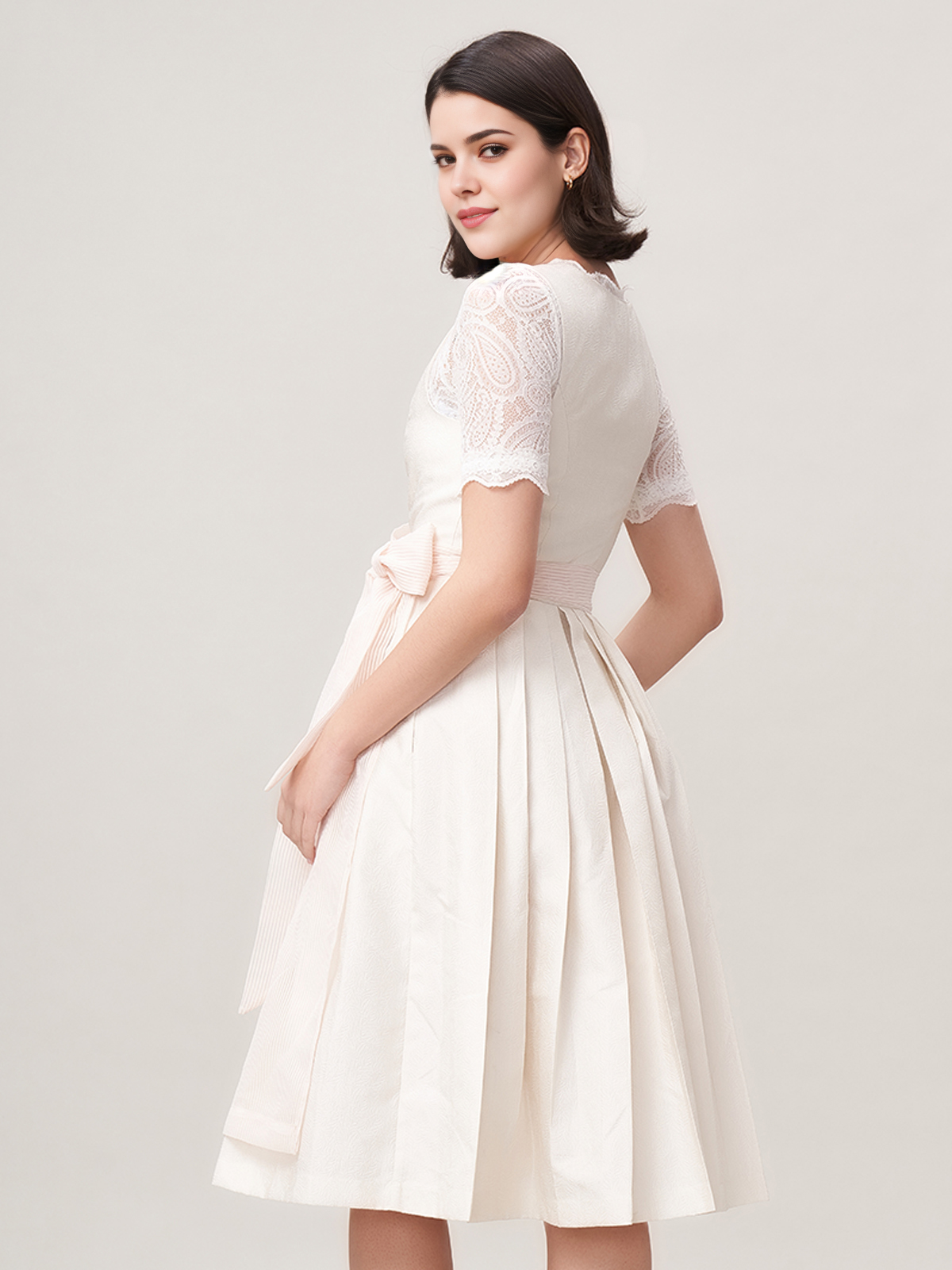 Dirndl mit tieferem Ausschnitt in Beige