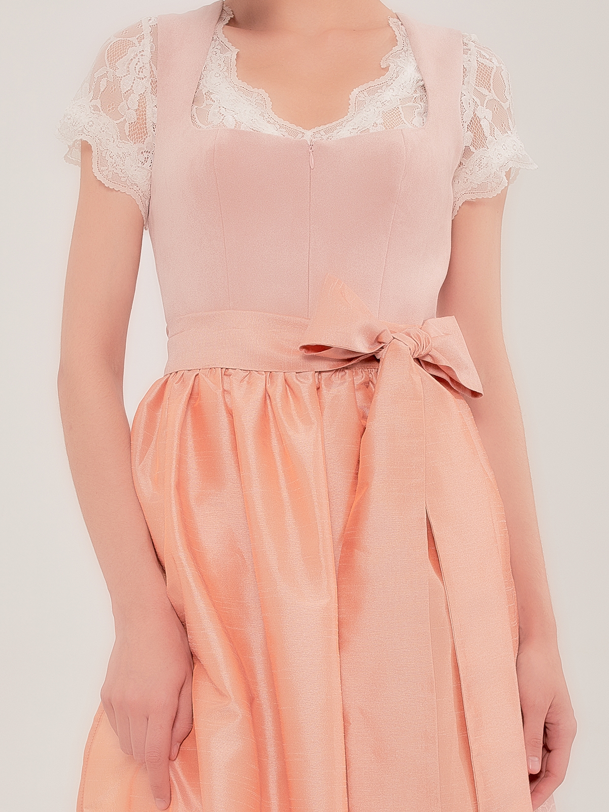 Dunkelrotes Dirndl mit floralen Details
