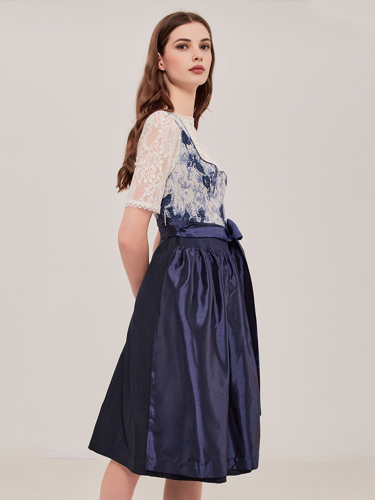 Modernes Dirndl in Dunkelblau