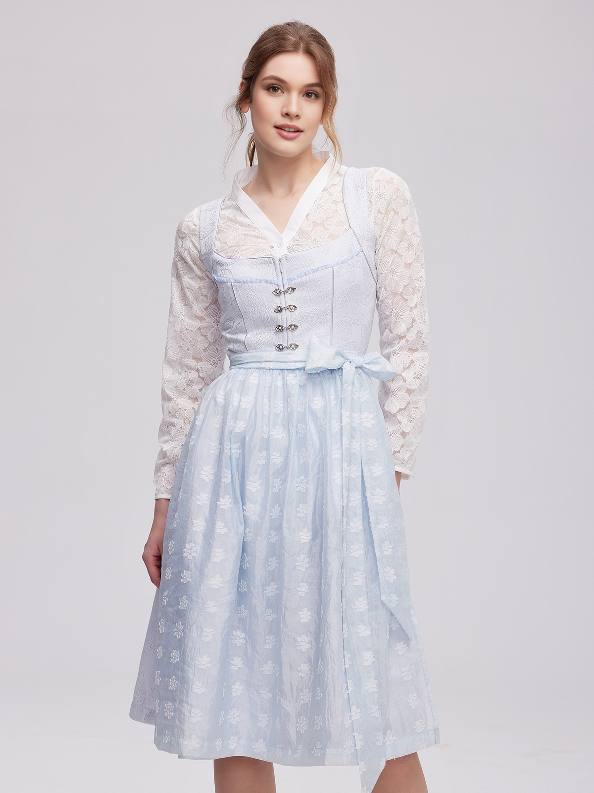 Modernes blaues Dirndl mit figurbetonter Silhouette