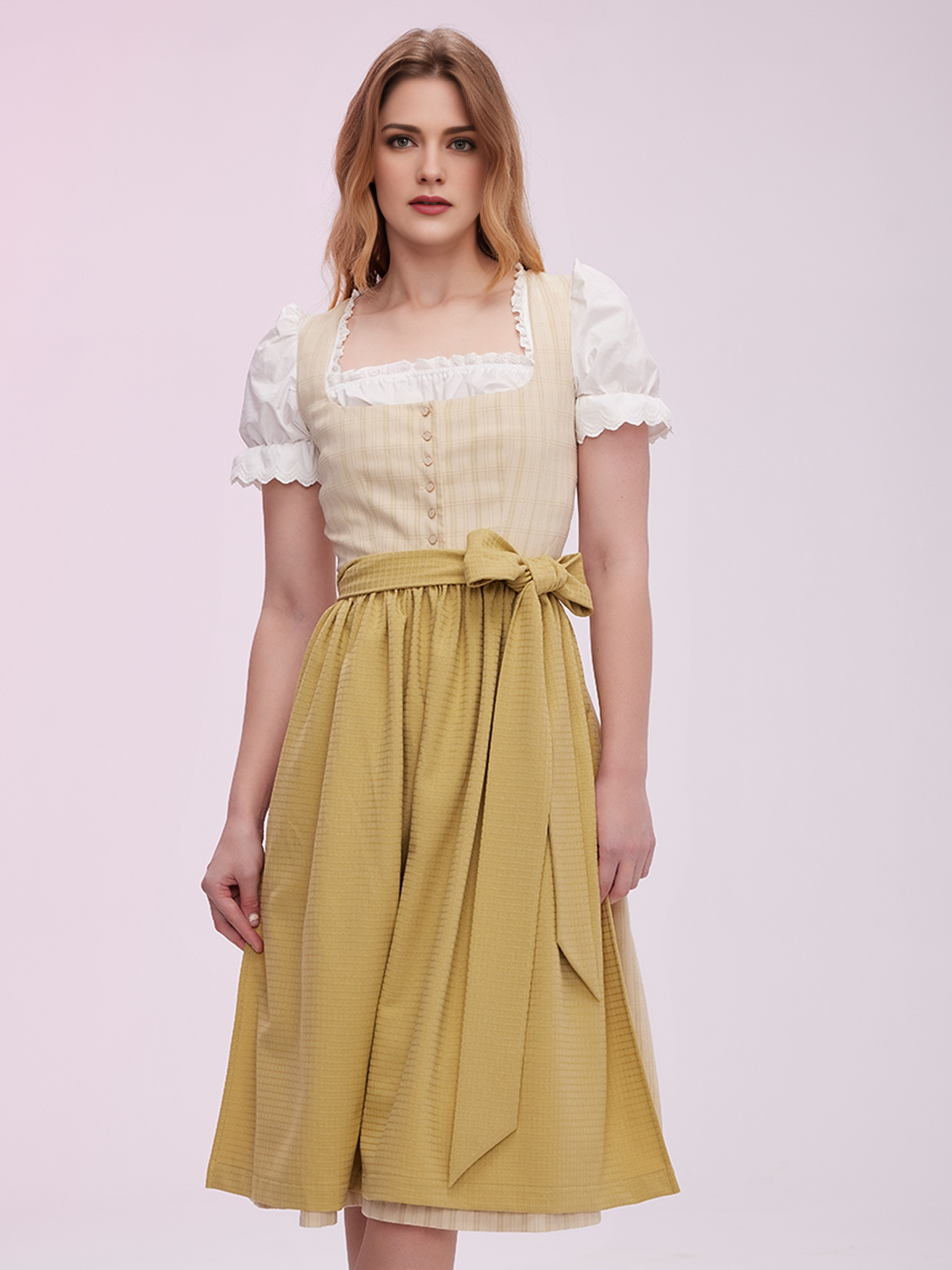 Schwarze Dirndlbluse mit grünem Dirndl