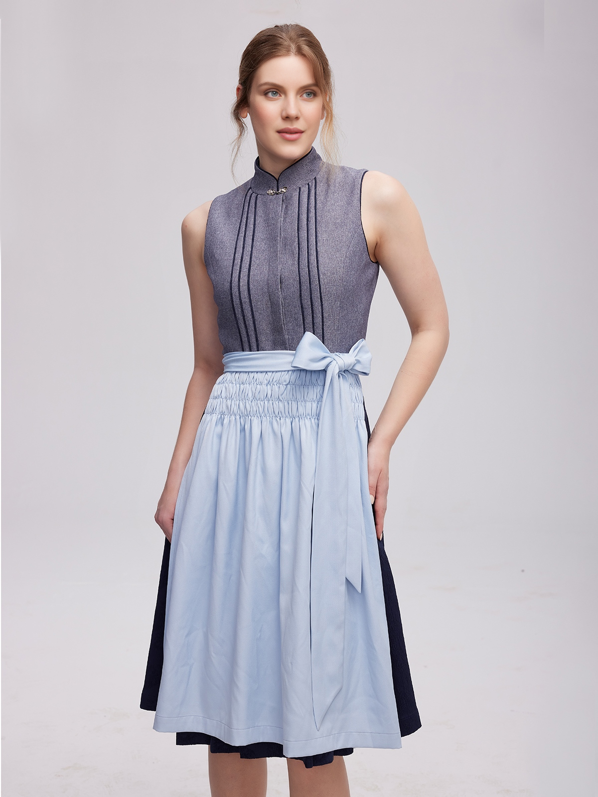 Modernes Dirndl in Grau mit schmaler Taille und raffiniertem Schnitt