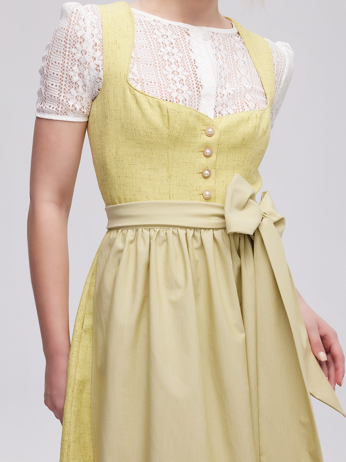 Modernes Dirndl in Gelb mit schlankem Schnitt