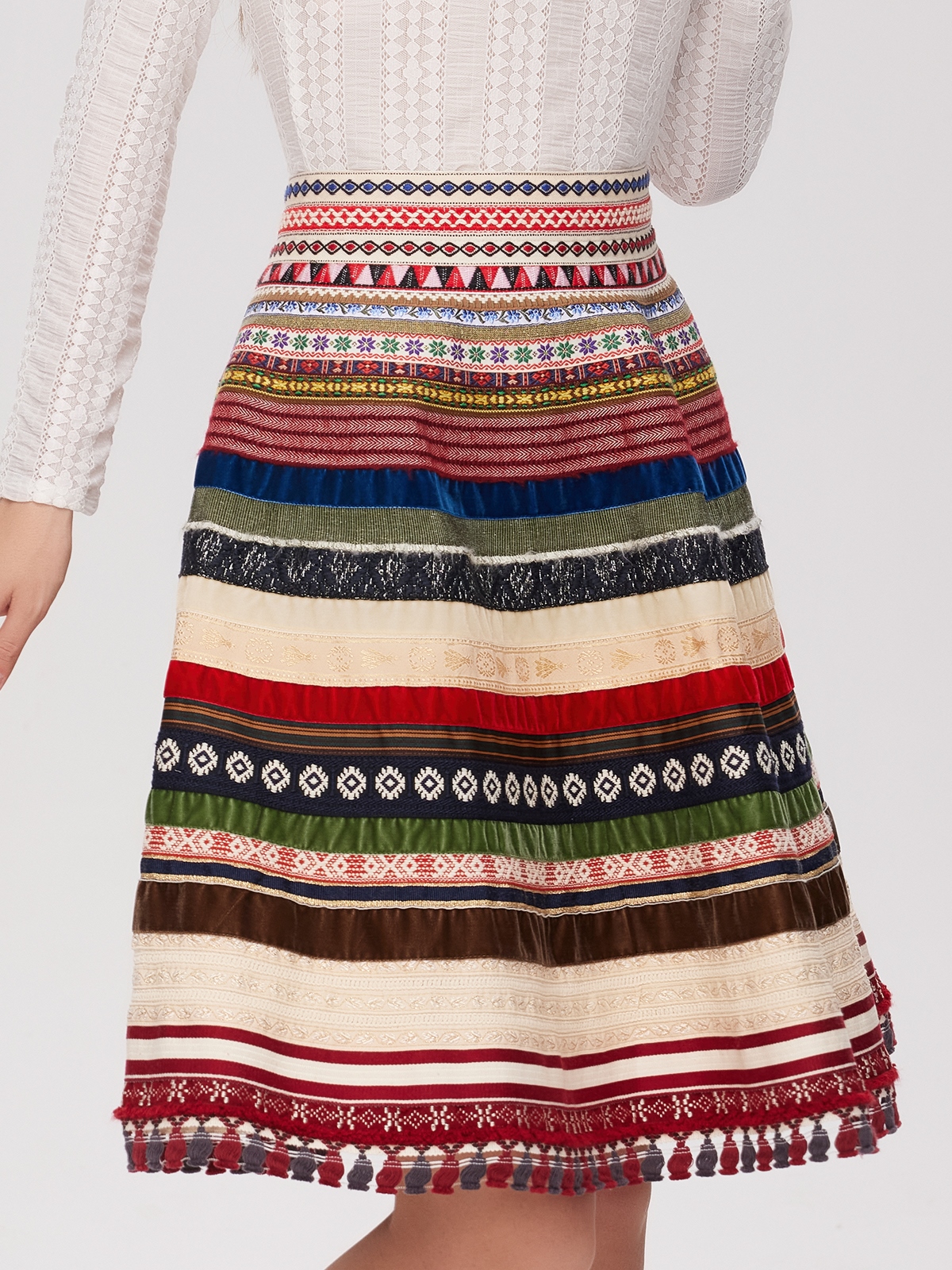 Modernes rotes Dirndl mit figurbetonter Silhouette