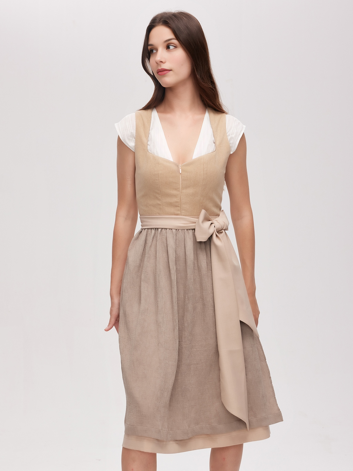 Traditionelles Dirndl in Braun