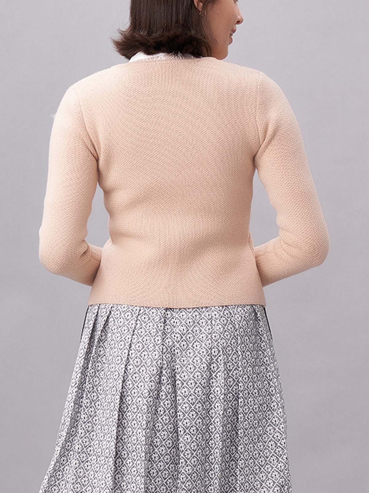 Dirndl mit extremem Ausschnitt in Braun