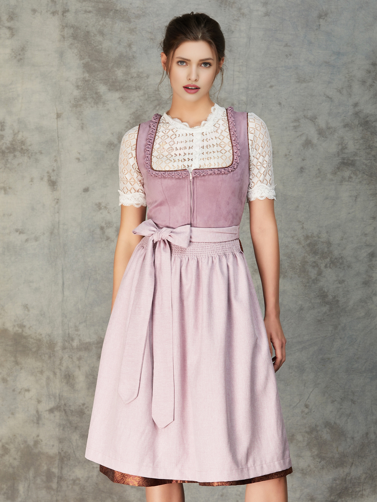 Modernes lila Dirndl mit femininem Schnitt