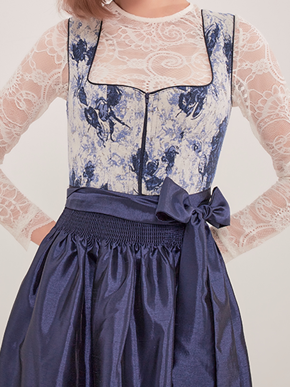 Dirndl mit blauer Bluse