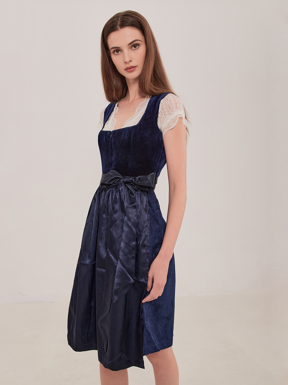 Schwarzes Dirndl mit blauer Schürze – stilvoll und modern
