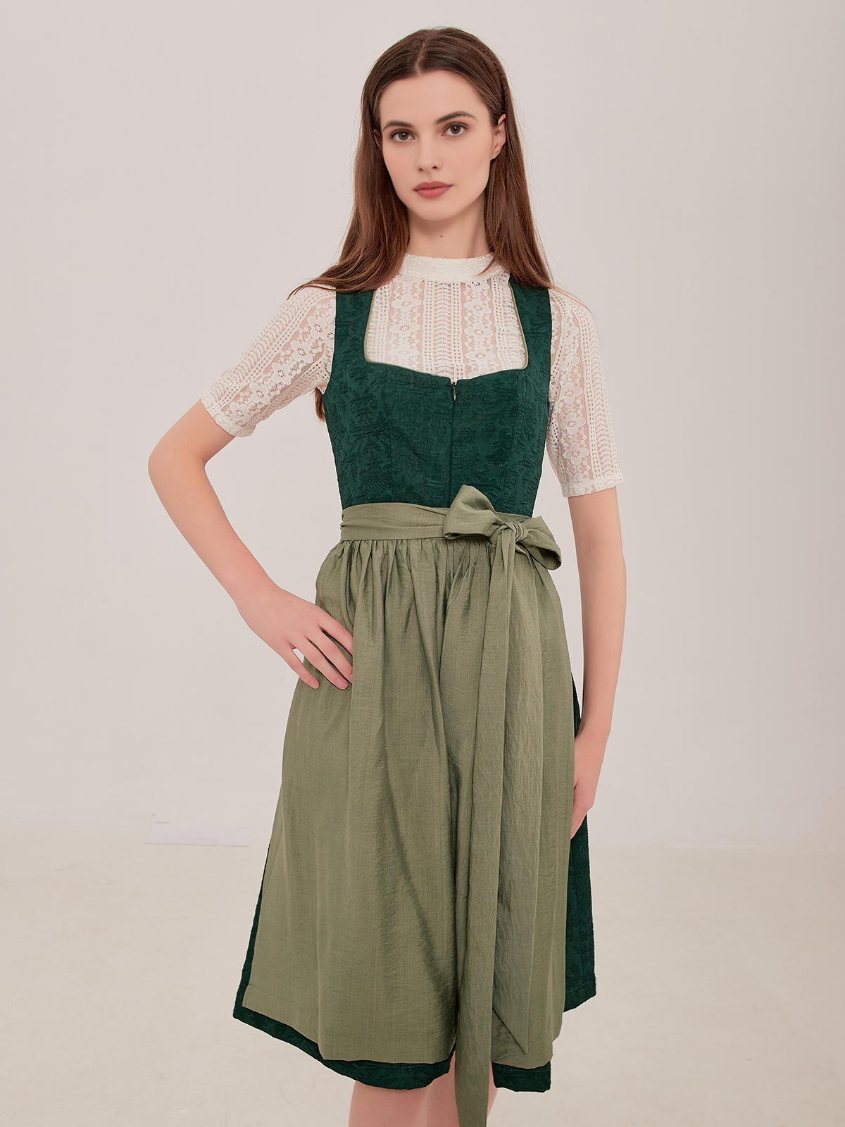 Ein grünes Dirndl mit floraler Schürze – perfekt für sommerliche Anlässe