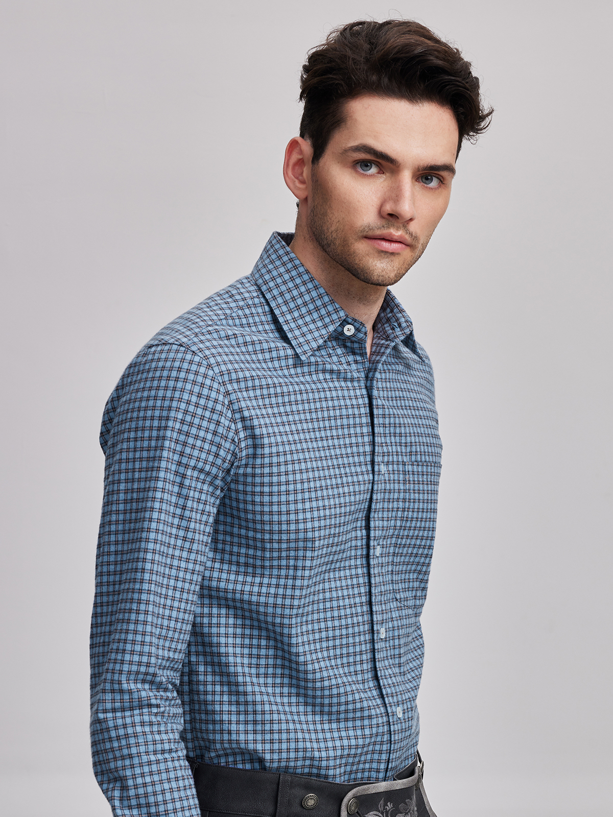 Graue Dirndl mit blauem Hemd