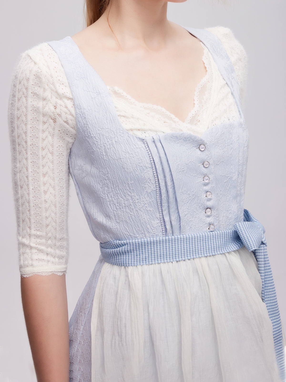 Modernes dunkles Dirndl in Blau – perfekt für urbane Looks