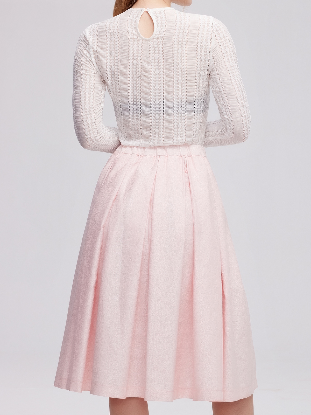 Dirndl mit schwarzer Spitzenbluse
