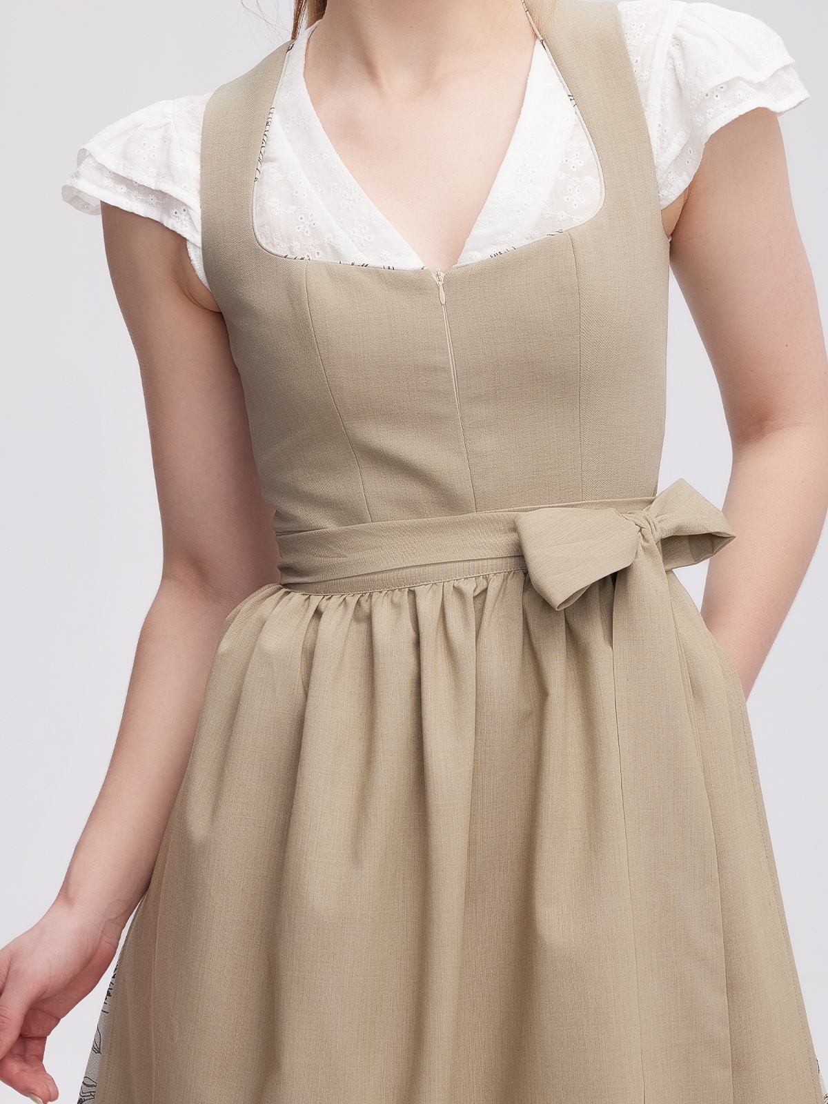 Langes Dirndl in Grün mit floralen Details