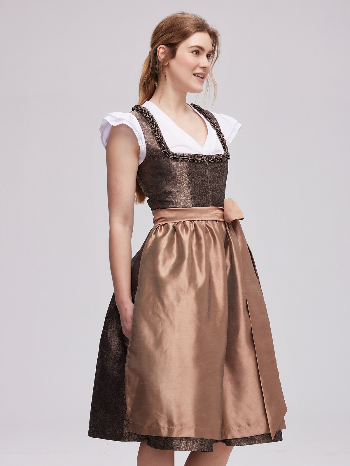 Olivgrünes Dirndl mit rustikaler Schürze
