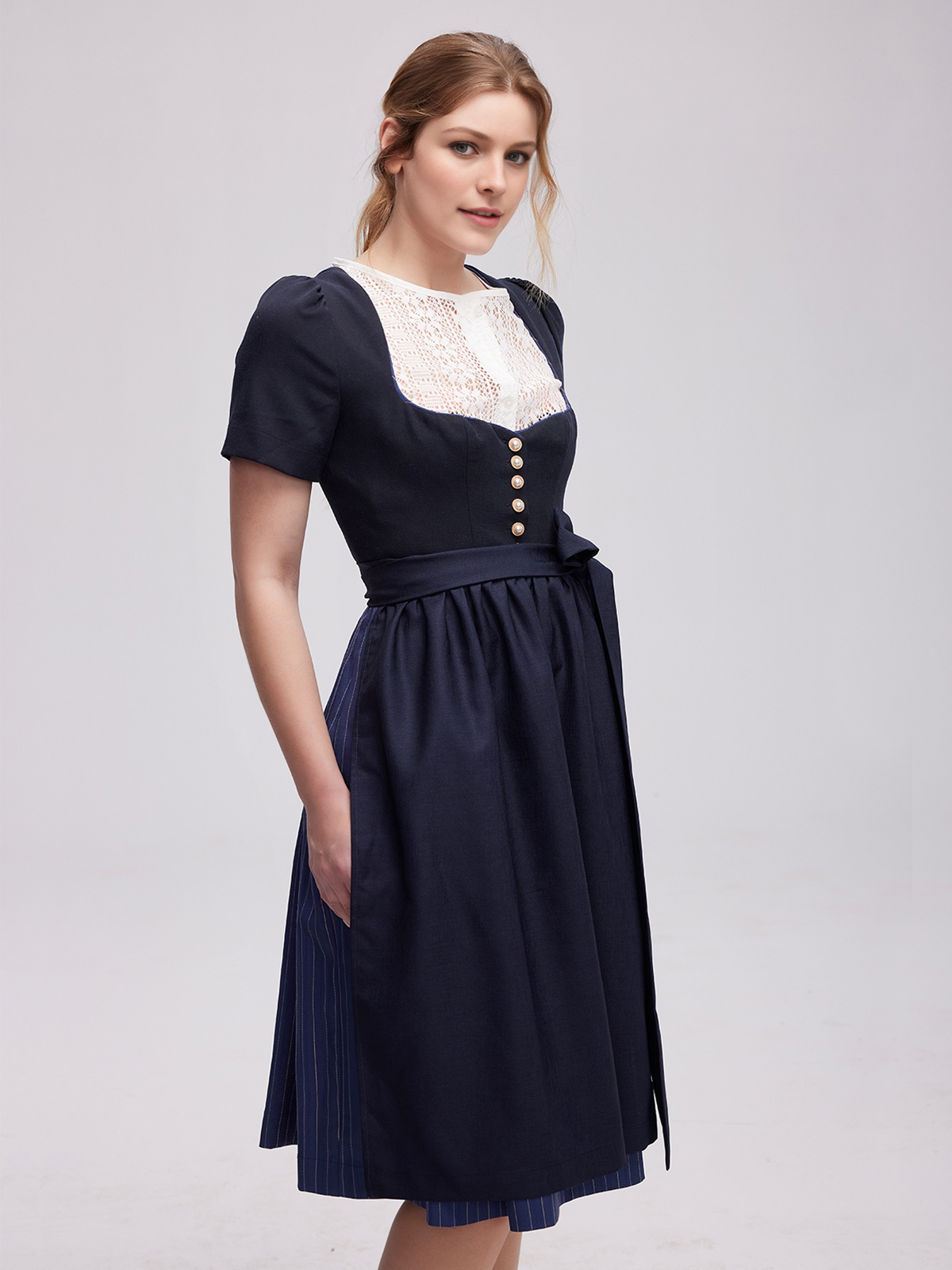 Dirndl in blau-pinker Kombination