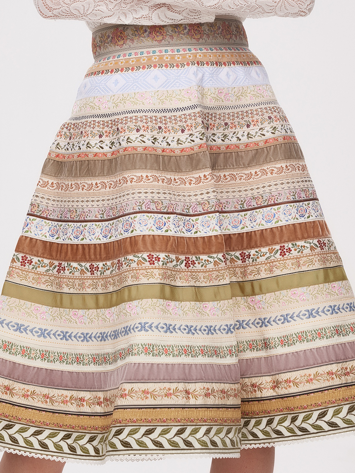 Dirndl mit beigem Rock und Spitzenbluse