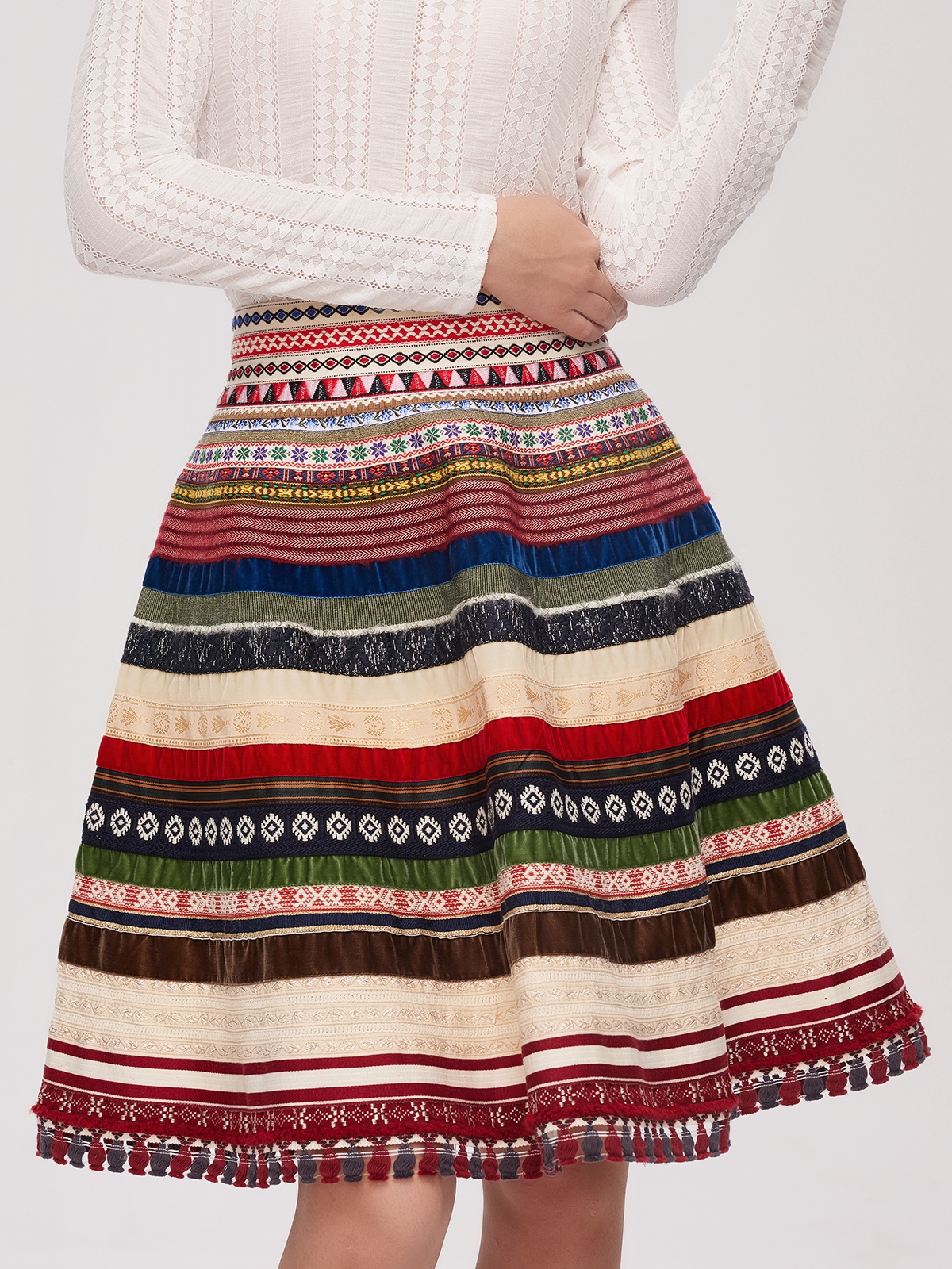 Gelbes Dirndl mit traditionellem Schnitt