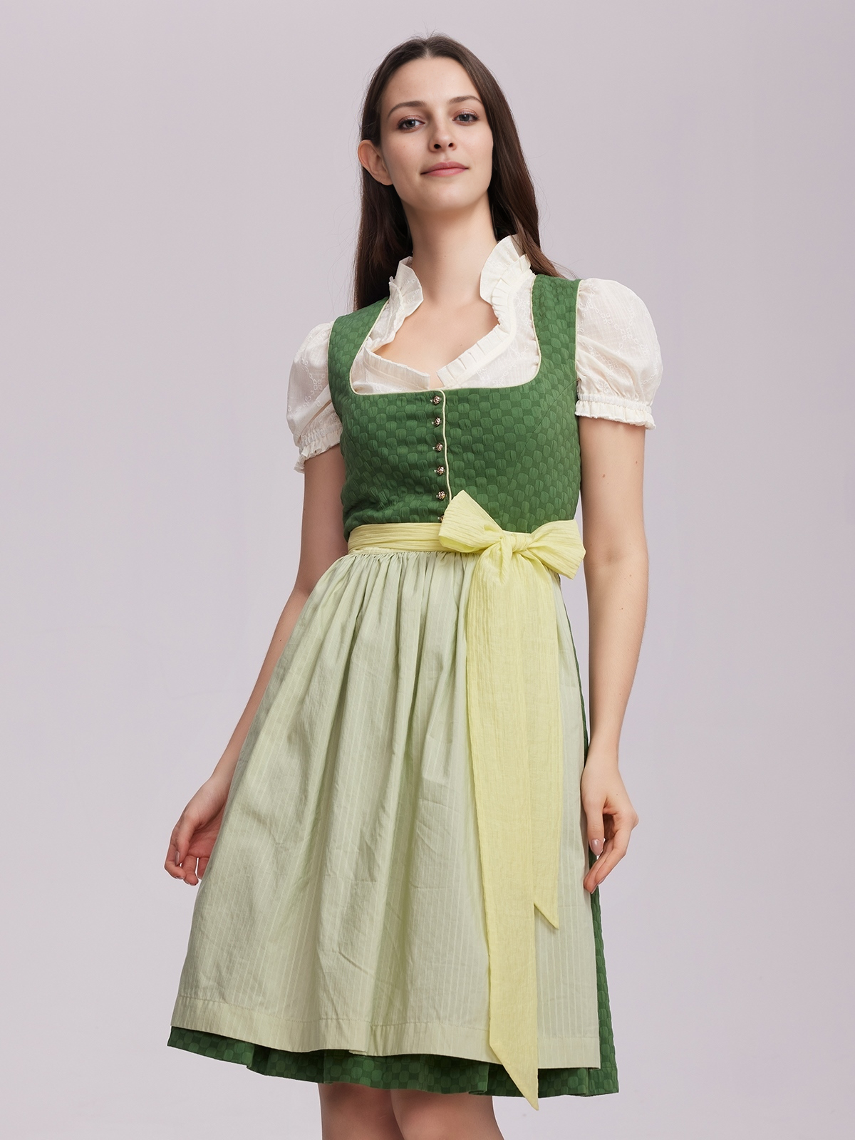 Modernes Dirndl in Grün mit schlanker Silhouette