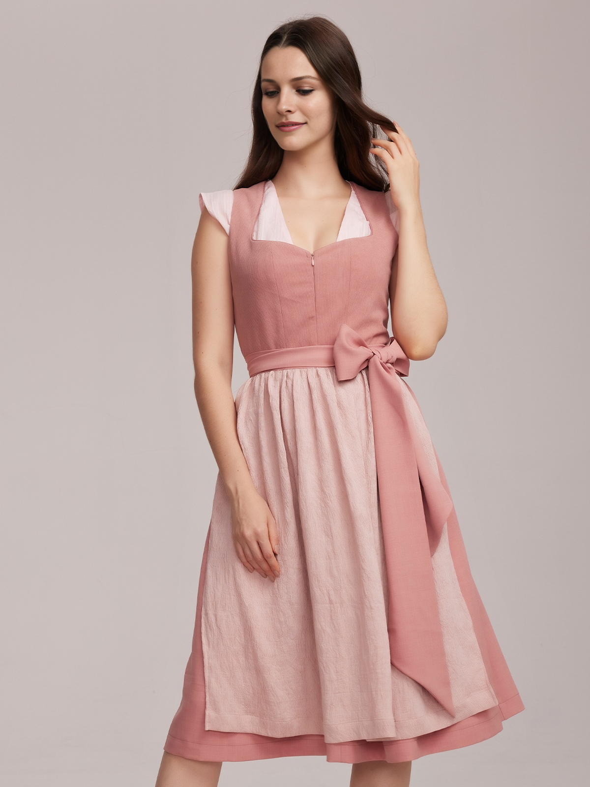 Dirndl Jeansblau in Rosa – ein moderner Kontrast