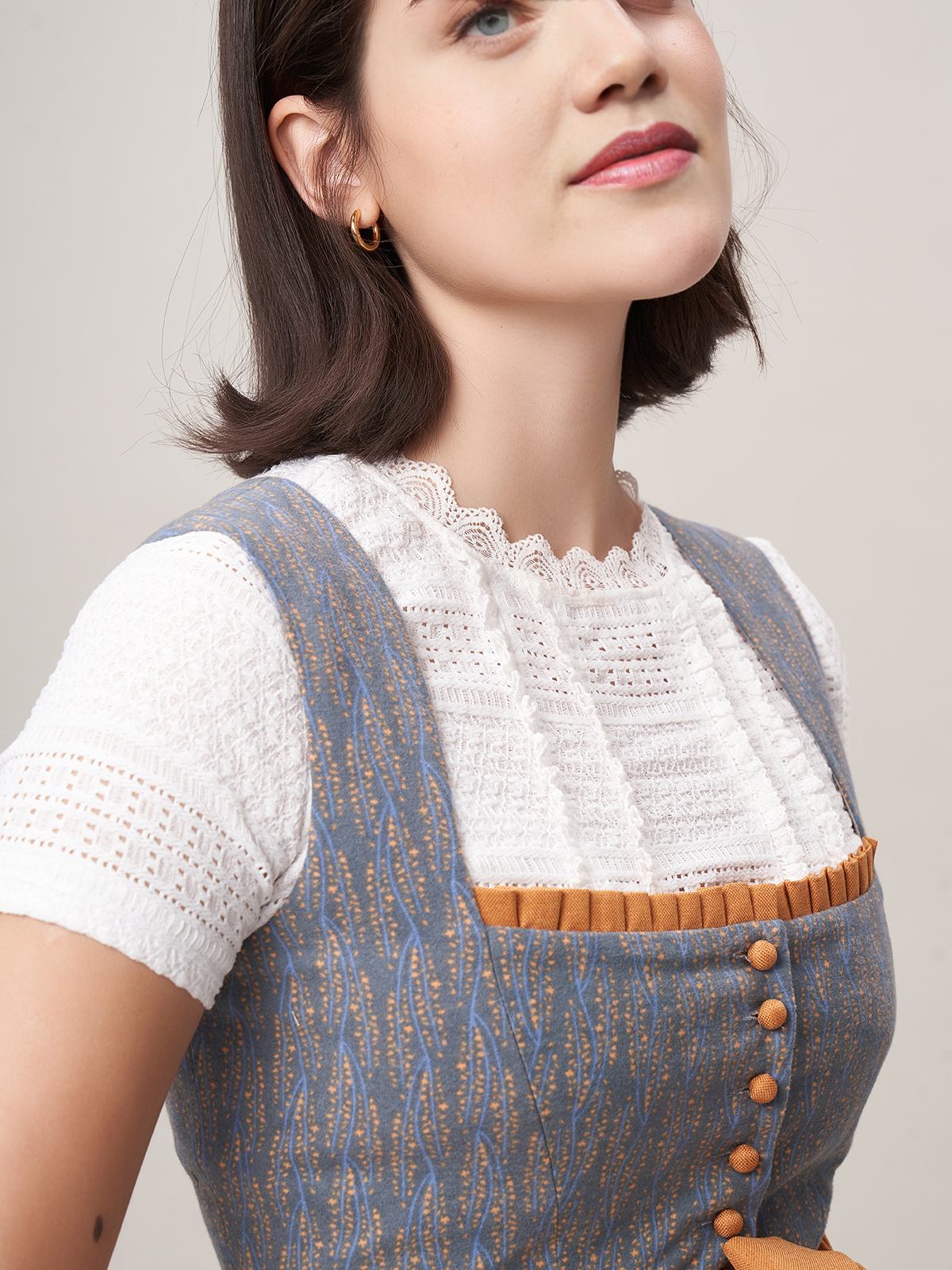 Modernes Dirndl in Blau mit zeitgemäßem Schnitt