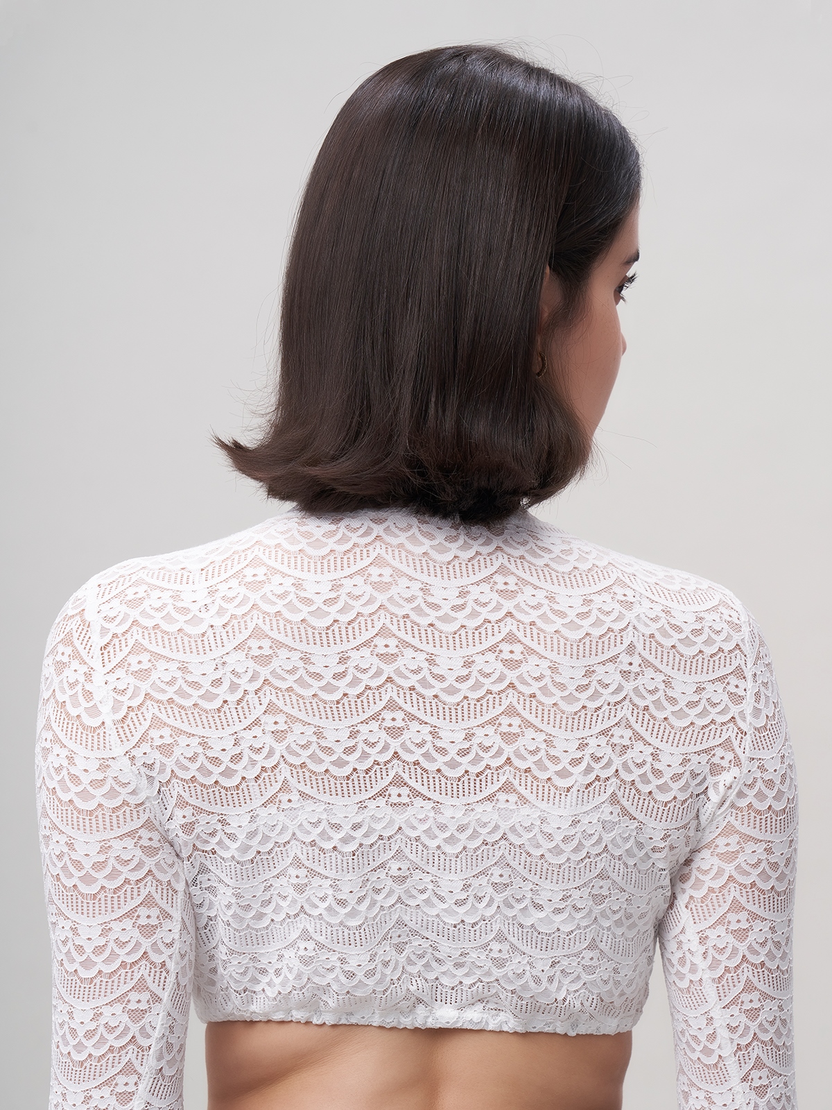 Moderne Dirndl.Bluse in Weiß