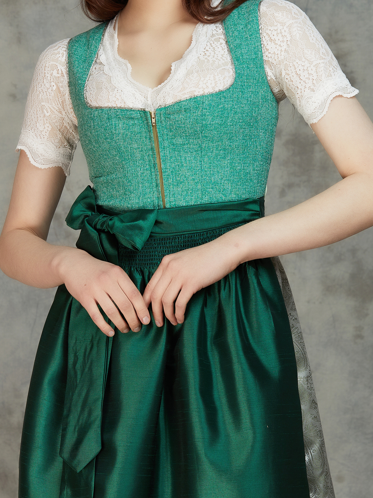 Elegantes blaues Amuse Dirndl mit modernem Schnitt