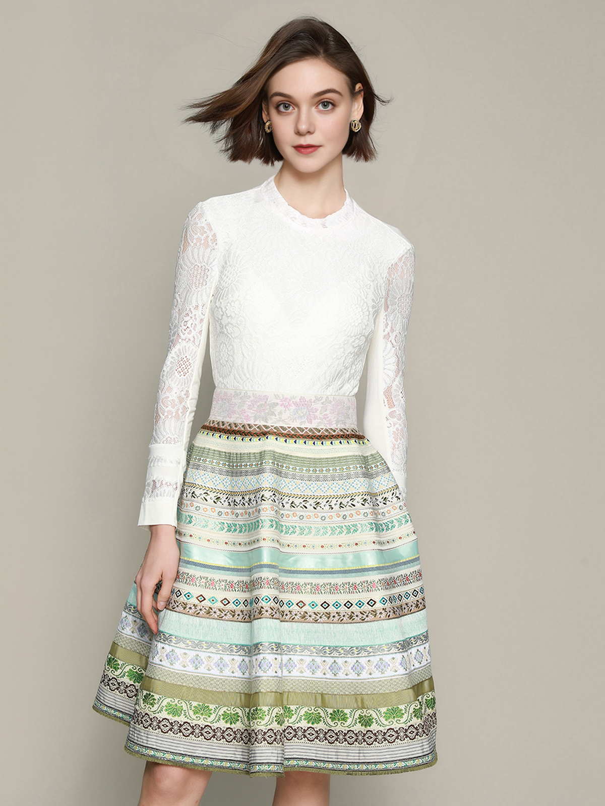 Ein modernes Dirndl in eleganter Weiß-Blau-Kombination