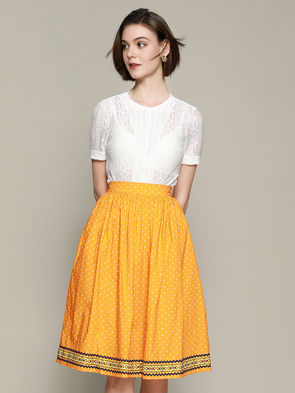 Ein graues Dirndl mit modernem Schnitt und traditionellen Details