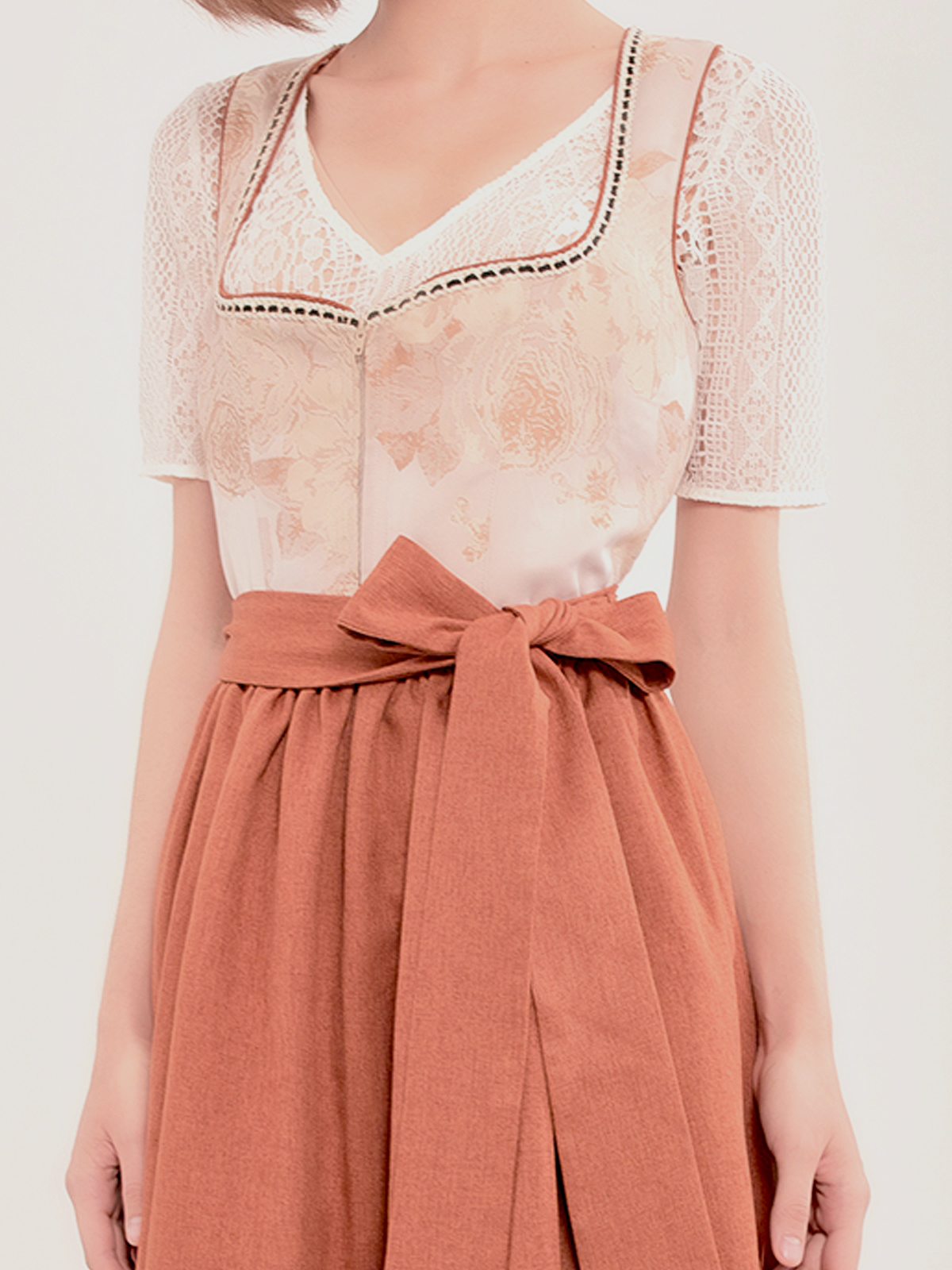 Modernes Dirndl in Braun mit figurbetonter Silhouette