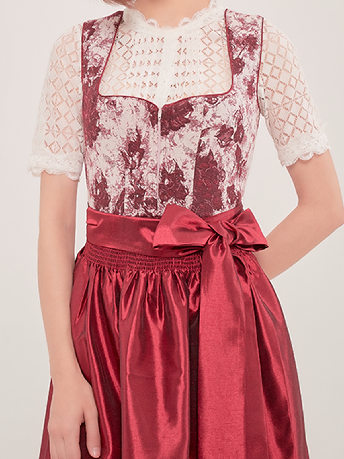 Modernes Rot-Dirndl mit floralen Applikationen