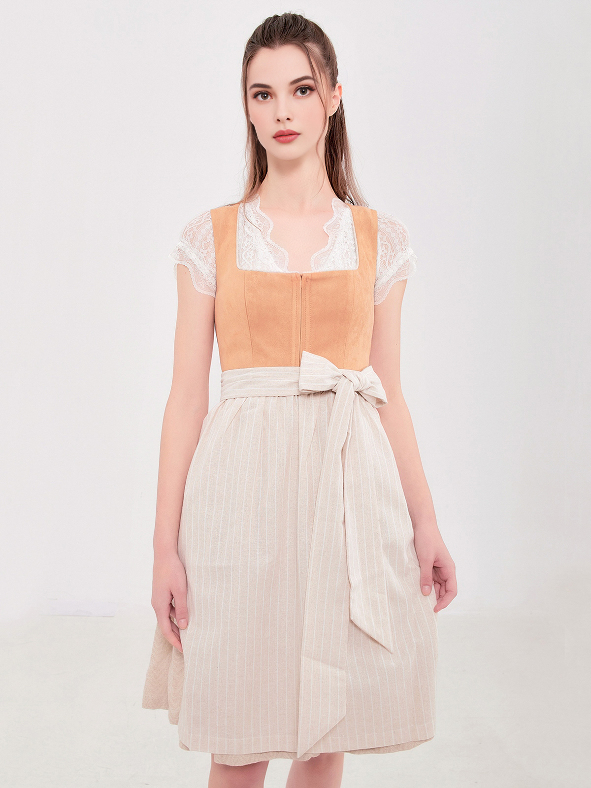 Dirndl in Braun mit modernem Schnitt