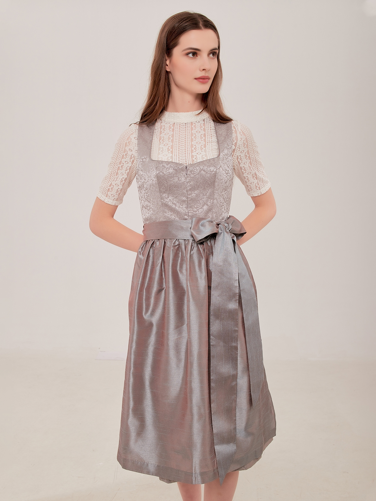 Grün Rotes Dirndl – Eleganz und Tradition