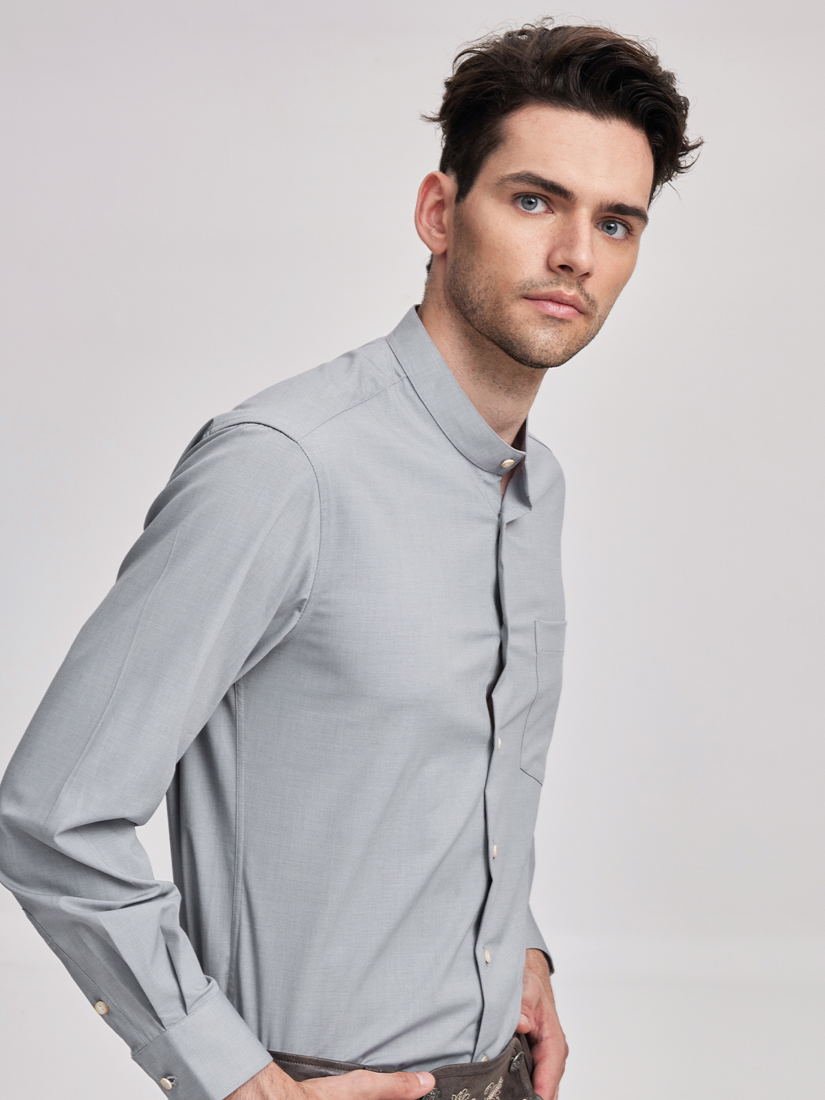 Hochgeschlossene Dirndl Bluse in Grau